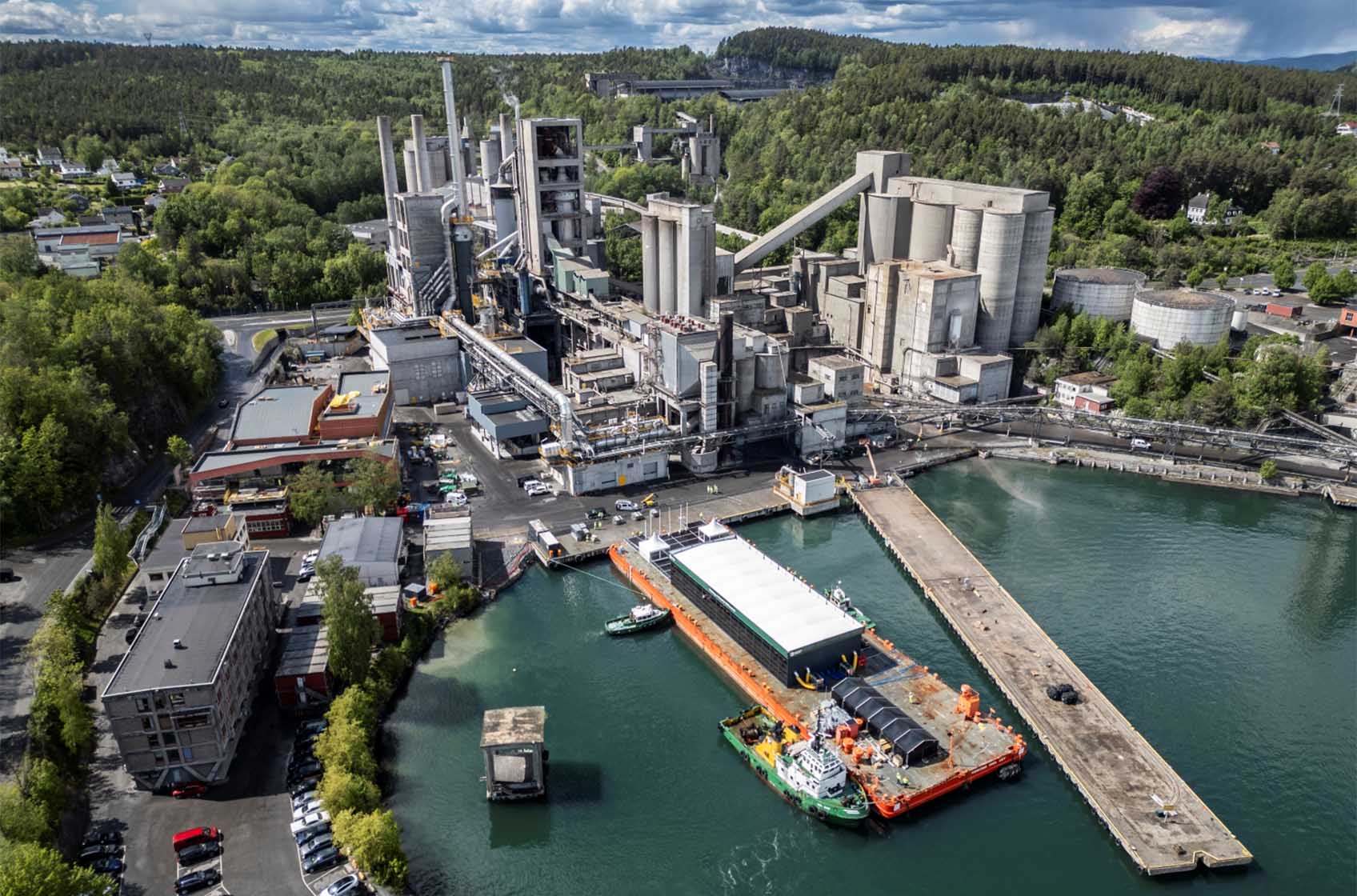 Heidelberg Materials hat mit Brevik CCS in Norwegen die weltweit erste Anlage zur CO₂-Abscheidung und -Speicherung im industriellen Maßstab in der Zementindustrie offiziell eingeweiht
