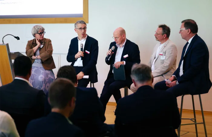 Die Deutsche Carbon Management Initiative (DCMI) und Everllence SE haben heute bei einem Fachdialog in Oberhausen deutlich gemacht: Eine klimaneutrale und zugleich wettbewerbsfähige Industrie in Deutschland braucht einen schnellen Aufbau von Carbon Management und CO₂‑Infrastruktur.