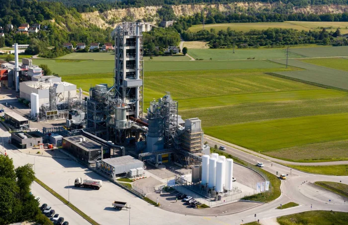 Die Forschungsgesellschaft CI4C GmbH & Co. KG hat im Juli die weltweit erste Forschungs- und Entwicklungsanlage ihrer Art unter Anwendung des von thyssenkrupp Polysius konzipierten Pure-Oxyfuel-Verfahrens feierlich eingeweiht.